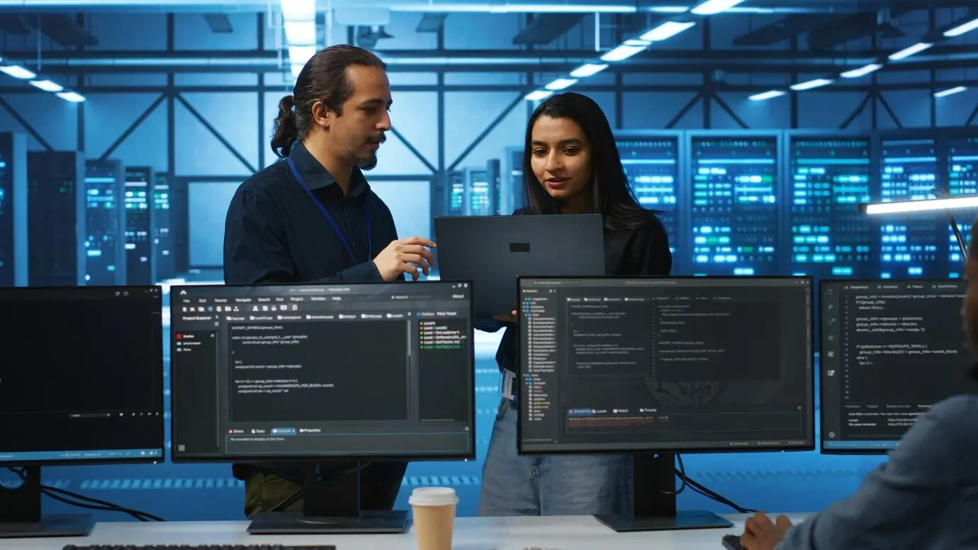 Programmierer und Vorgesetzter im Serverraum beim Brainstorming.